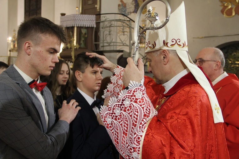 Książnice. Poświęcenie odnowionej drogi krzyżowej i bierzmowanie