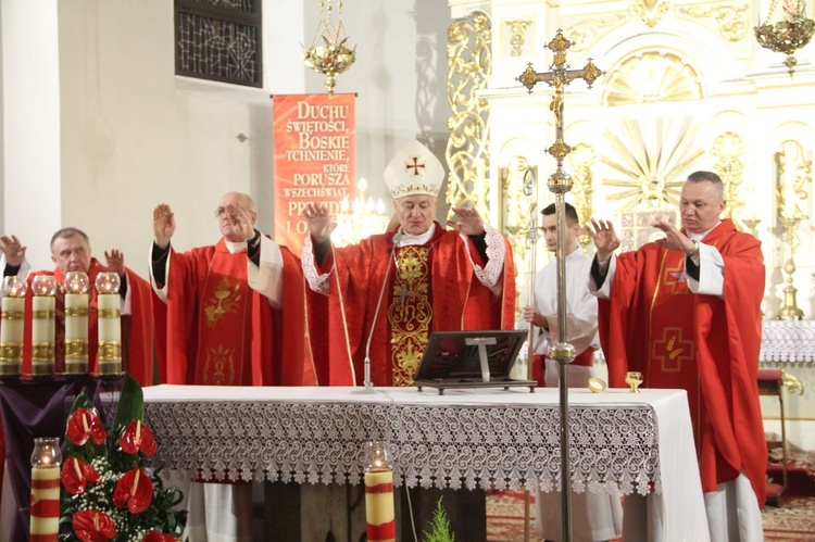 Książnice. Poświęcenie odnowionej drogi krzyżowej i bierzmowanie