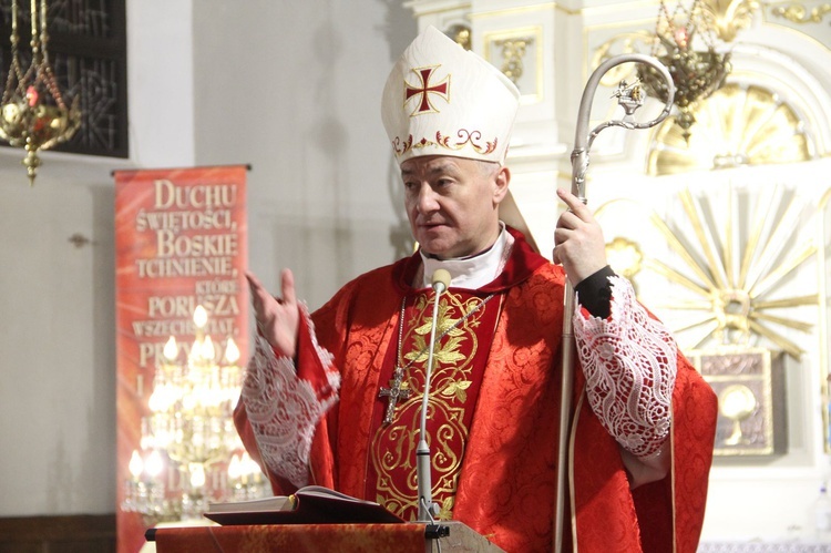 Książnice. Poświęcenie odnowionej drogi krzyżowej i bierzmowanie