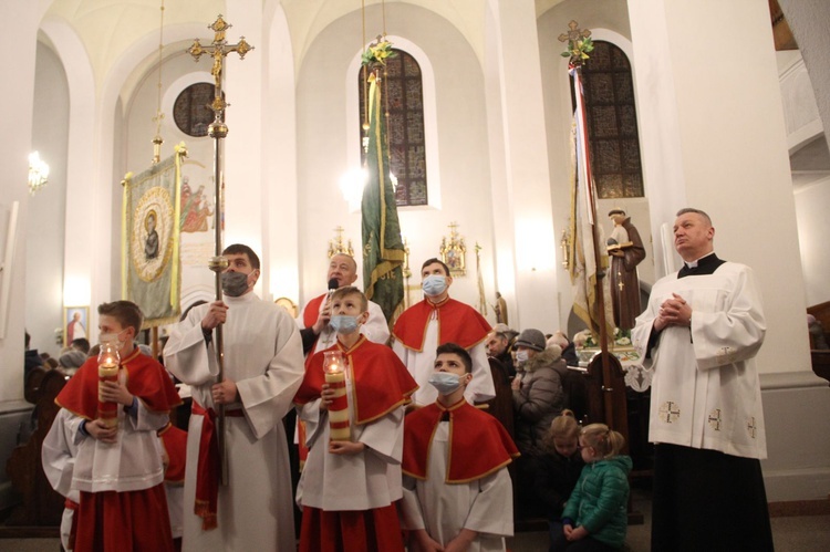 Książnice. Poświęcenie odnowionej drogi krzyżowej i bierzmowanie