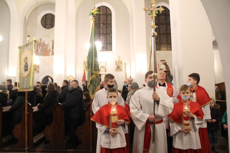 Książnice. Poświęcenie odnowionej drogi krzyżowej i bierzmowanie