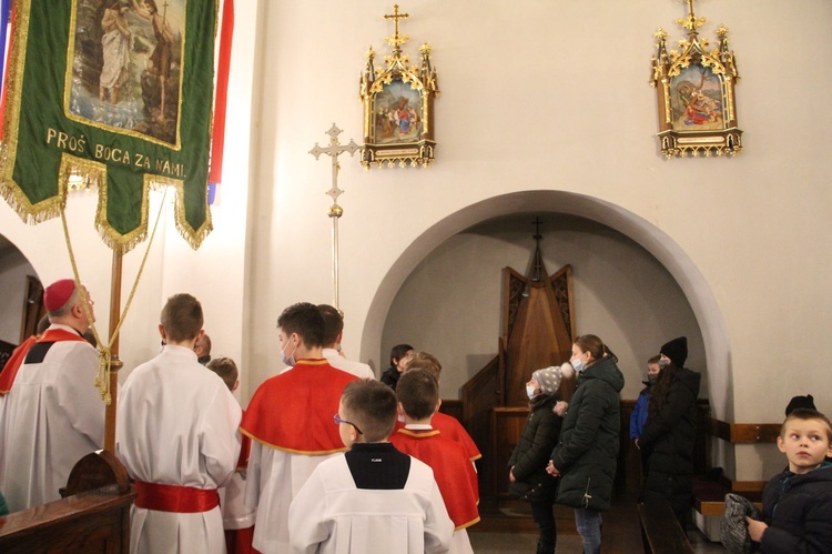 Książnice. Poświęcenie odnowionej drogi krzyżowej i bierzmowanie