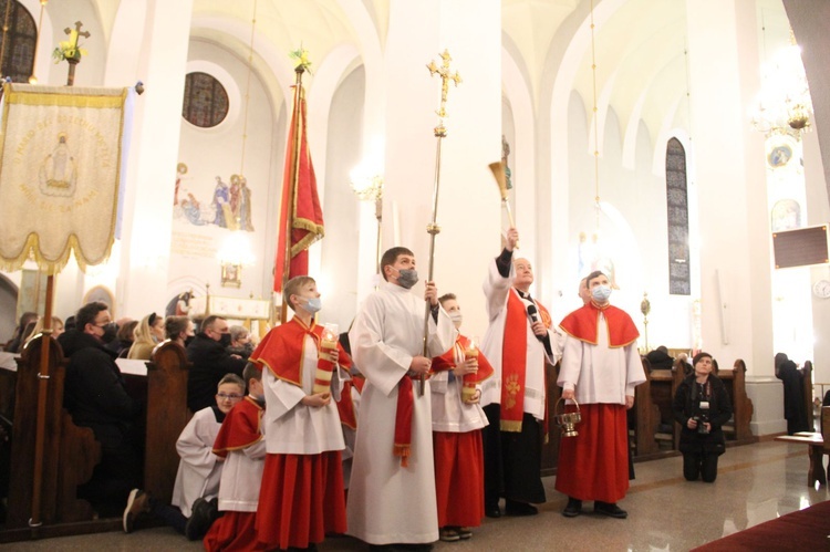 Książnice. Poświęcenie odnowionej drogi krzyżowej i bierzmowanie