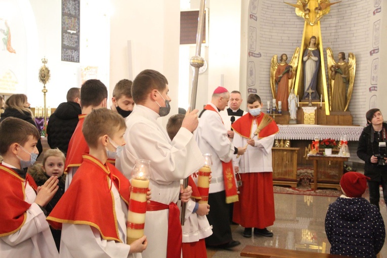 Książnice. Poświęcenie odnowionej drogi krzyżowej i bierzmowanie