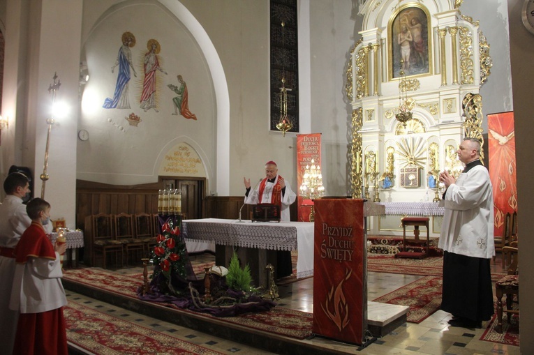 Książnice. Poświęcenie odnowionej drogi krzyżowej i bierzmowanie