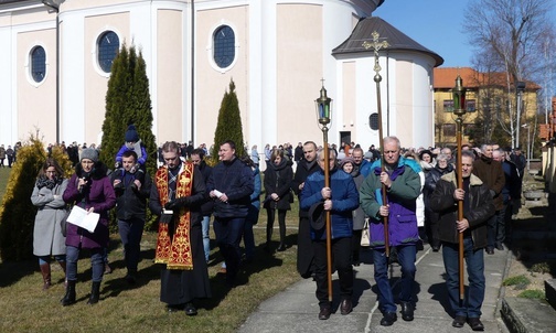 Małżonkowie i duszpasterze razem uczestniczyli w plenerowej Drodze Krzyżowej przy sanktuarium inwałdzkim.