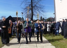 Małżonkowie i duszpasterze razem uczestniczyli w plenerowej Drodze Krzyżowej przy sanktuarium inwałdzkim.