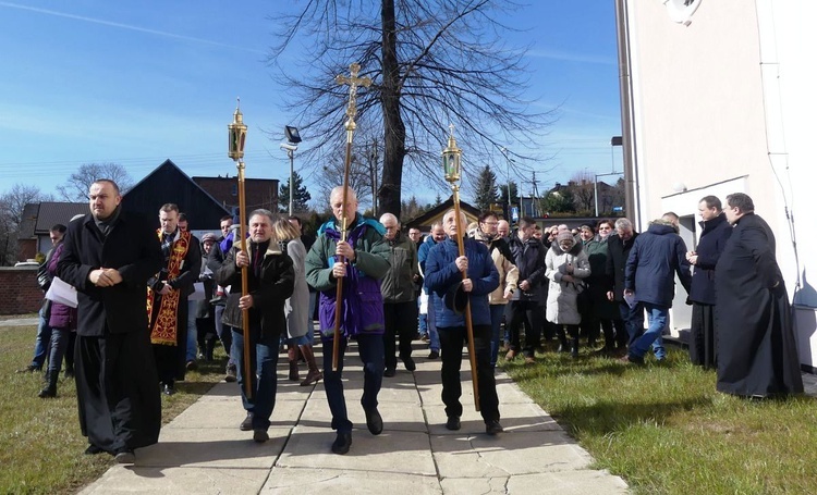 Małżonkowie i duszpasterze razem uczestniczyli w plenerowej Drodze Krzyżowej przy sanktuarium inwałdzkim.