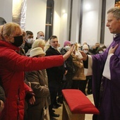 Po Mszy św. ks. proboszcz Piotr Leśniak podał relikwie św. Andrzeja Boboli wiernym do uczczenia.