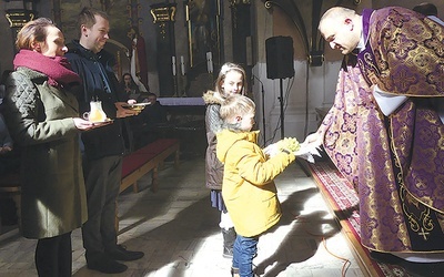 Duszpasterz DK i rodziny podczas Eucharystii.