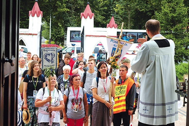 	Całe przedsięwzięcie poprzedzają wielomiesięczne przygotowania, w które zaangażowany jest sztab ludzi. 