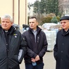 Jałmużnik papieski, ks. Paweł Tomaszewski i abp Stanisław Budzik przed lubelską Caritas.