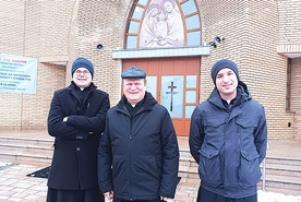 Proboszcz parafii ks. Stefan Misa wraz z wikariuszami: ks. Jakubem (od lewej) i ks. Maciejem.