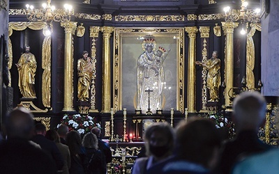 „Prosimy Cię, zwróć swe macierzyńskie serce ku wszystkim narodom ziemi i upraszaj im wzajemny pokój. Niech żaden naród nie panuje nad innym. Niech ustaną wojny, czystki etniczne i szowinistyczne nacjonalizmy, podkreślające podziały między ludźmi” – brzmią słowa nowenny.