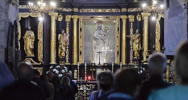 „Prosimy Cię, zwróć swe macierzyńskie serce ku wszystkim narodom ziemi i upraszaj im wzajemny pokój. Niech żaden naród nie panuje nad innym. Niech ustaną wojny, czystki etniczne i szowinistyczne nacjonalizmy, podkreślające podziały między ludźmi” – brzmią słowa nowenny.