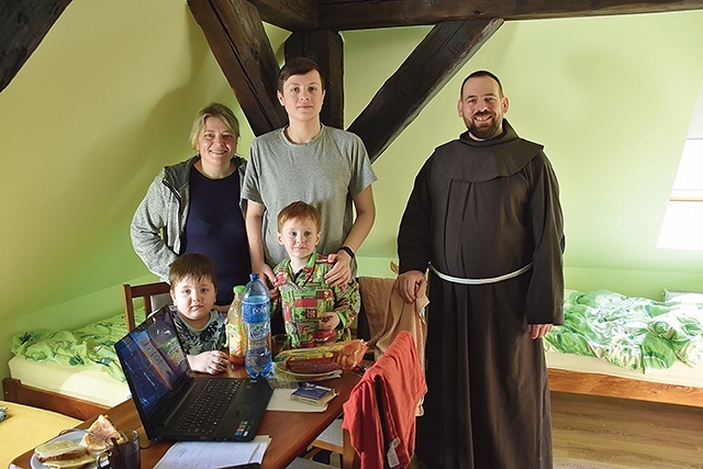 	Janina Ostra z rodziną w pokoju Domu Pielgrzyma w Wejherowie.