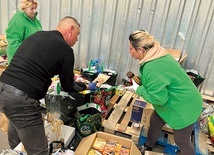 ▲	Zadaniem wolontariuszy jest przede wszystkim segregowanie napływającej pomocy.