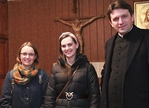 	Justyna Wieciech, Magdalena Kleczyńska i ks. Piotr Cebula  po nabożeństwie 7 marca.