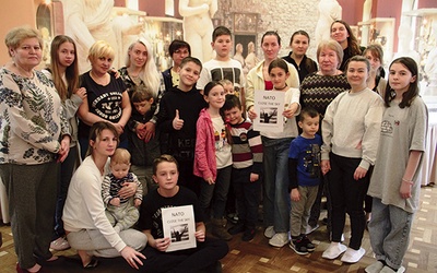 ▲	– Boimy się o naszych bliskich, którzy zostali w Ukrainie – mówią panie, które przebywają w Hotelu Polskim.