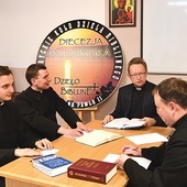 Ksiądz Jacek Kucharski z członkami Kleryckiego Koła Dzieła Biblijnego Diecezji Radomskiej.