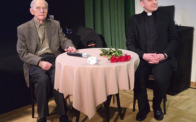 Autorzy od lewej: Wojciech Stan  i ks. Michał Krawczyk. 