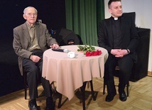 Autorzy od lewej: Wojciech Stan  i ks. Michał Krawczyk. 