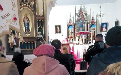 ▲	Trzeźwi alkoholicy i abstynenci spotykają się w kościele pw. św. Urszuli w Gwizdanowie. 