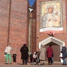 ▲	Spotkanie odbyło się przed kościołem MB Królowej Polski w Legnicy. 