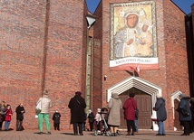 ▲	Spotkanie odbyło się przed kościołem MB Królowej Polski w Legnicy. 