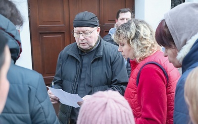 Ksiądz Radosław Kisiel z Sabiną Dorozik w czasie zakwaterowania przybyłych do Zagórza uchodźców.