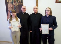 Reprezentantki diecezji świdnickiej z ks. Markiem Korgulem i ks. Mirosławem Benedykiem, katechetą jednej z nich.