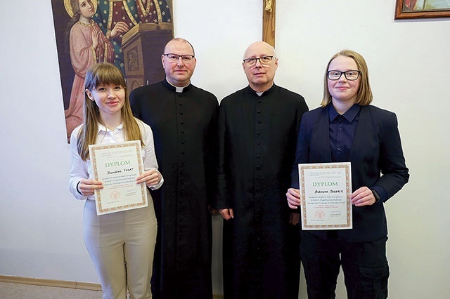 Reprezentantki diecezji świdnickiej z ks. Markiem Korgulem i ks. Mirosławem Benedykiem, katechetą jednej z nich.