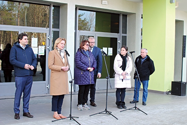 Wiceprzewodnicząca Dubravka Šuica (trzecia z lewej)  oraz wiceminister Olga Rebuk (druga z prawej) odwiedziły ukraińskie dzieci.