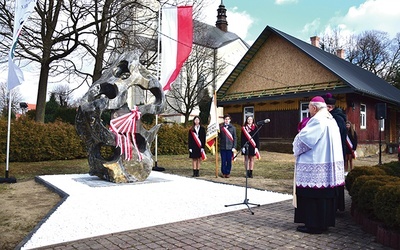 Obelisk z okolicznościową tablicą poświęcił bp Edward Frankowski.