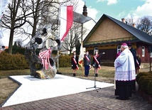 Obelisk z okolicznościową tablicą poświęcił bp Edward Frankowski.