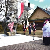 Obelisk z okolicznościową tablicą poświęcił bp Edward Frankowski.