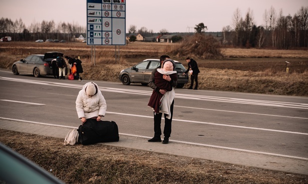 Około 2 tys. samochodów opuściło Mariupol w ramach ewakuacji ludności