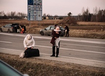 Około 2 tys. samochodów opuściło Mariupol w ramach ewakuacji ludności