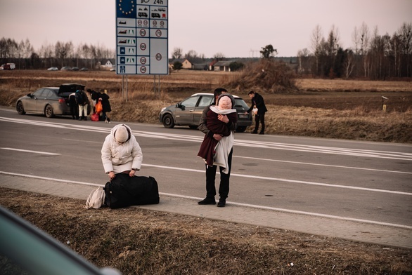 Około 2 tys. samochodów opuściło Mariupol w ramach ewakuacji ludności