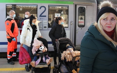 Czekający na Zachodnim uchodźcy będą mogli skorzystać z pomocy pobliskich parafii