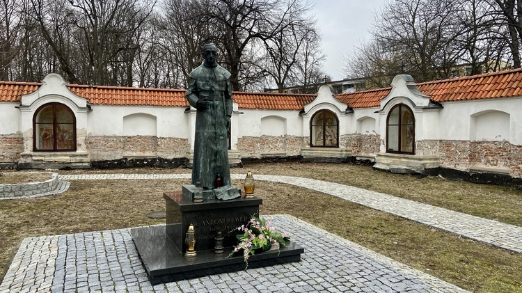 Pomnik bł. ks. Antoniego Rewery na dziedzińcu przed kościołem św. Józefa.