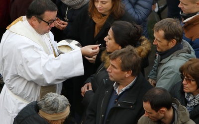 Posługi religijne wobec uchodźców. Poradnik dla duszpasterzy