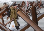 Codzienna droga na zakupy prowadzi między blokadami ulic chroniącymi przed szturmem.
8.03.2022  Kijów