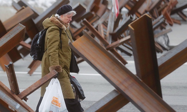 Codzienna droga na zakupy prowadzi między blokadami ulic chroniącymi przed szturmem.
8.03.2022  Kijów