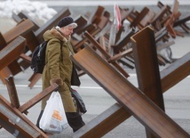 Codzienna droga na zakupy prowadzi między blokadami ulic chroniącymi przed szturmem.
8.03.2022  Kijów