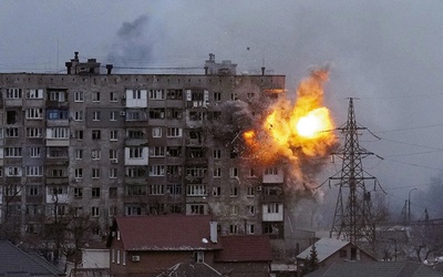 Dom mieszkalny w Mariupolu pod ostrzałem rosyjskiego wojska.