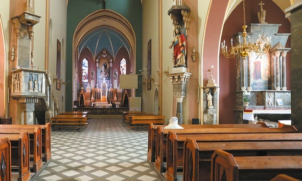 Drzwi sanktuarium leżącego nieopodal dworca Kraków Główny otwierają się i zamykają.