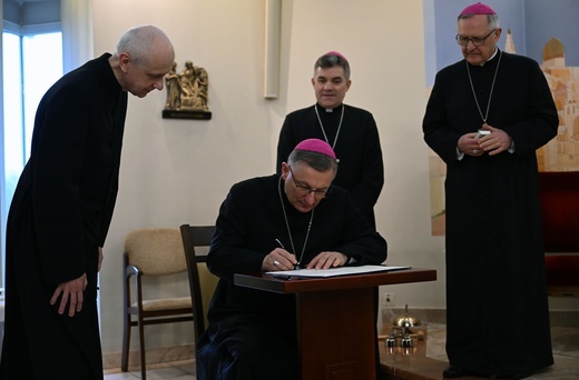 Kanoniczne objęcie urzędu biskupa koadiutora