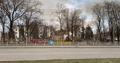 Ukraińskie władze: Potężną bombę zrzucono na teatr w Mariupolu, gdzie ukrywały się setki ludzi