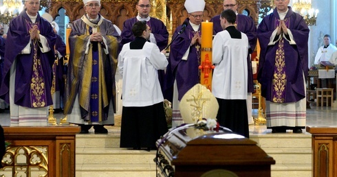 Liturgia ostatniego pożegnania sprawowana po Mszy św. pogrzebowej w radomskiej katedrze.
